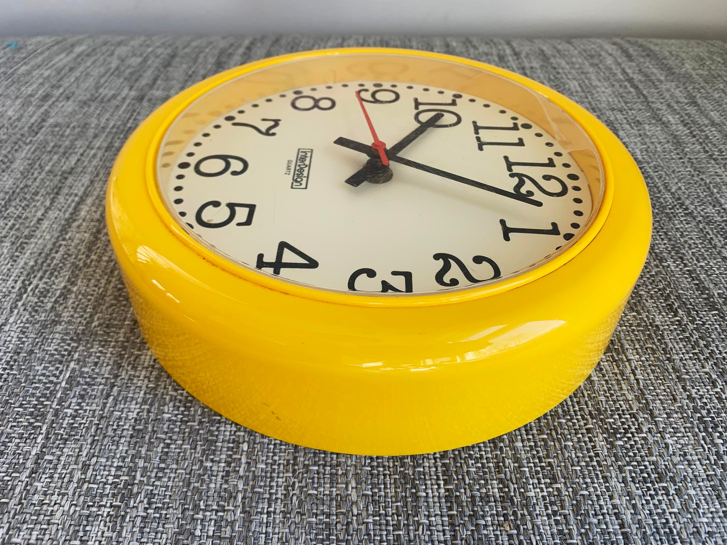 Vintage Yellow Wall Clock – Interdesign Quartz Retro Pop Art Style
