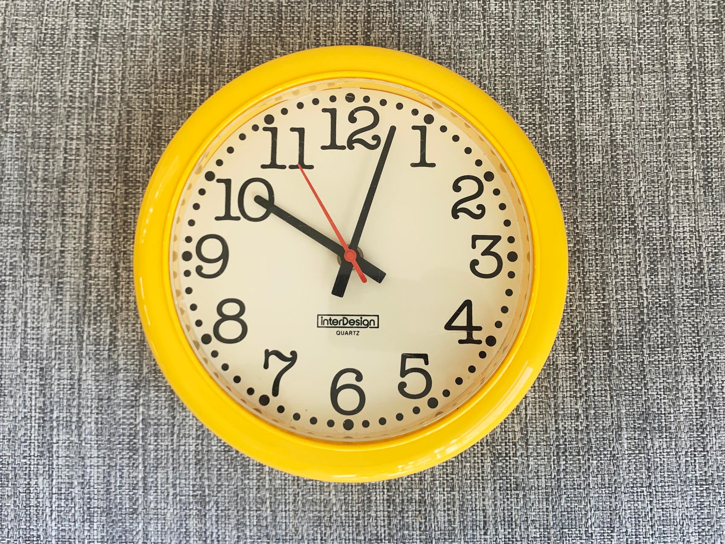 Vintage Yellow Wall Clock – Interdesign Quartz Retro Pop Art Style