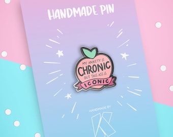 Mi ansiedad es crónica, pero esta A ** es icónica / HECHO A MANO PIN DE PLÁSTICO I Salud mental / Plástico retráctil / Insignias divertidas