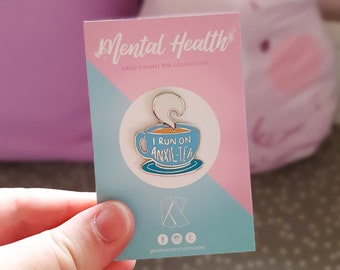 I Run On Anxie-TEA - Emaille Pin - Revers Badge - Mental Health Awareness Accessoire