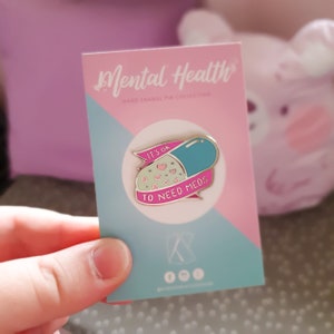 Está bien necesitar medicamentos - Pin de esmalte - Insignia de solapa - Accesorio de conciencia de salud mental