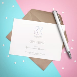 Puede incluir: Una tarjeta blanca con un logotipo azul claro y morado que dice "Kurious Katie Designs". La tarjeta tambi&eacute;n dice "Blank Inside", "Find us on", "KuriousKatieDesigns", "KuriousKatie", "Handmade in Liverpool, England", y "www.kurious-katie.co.uk".