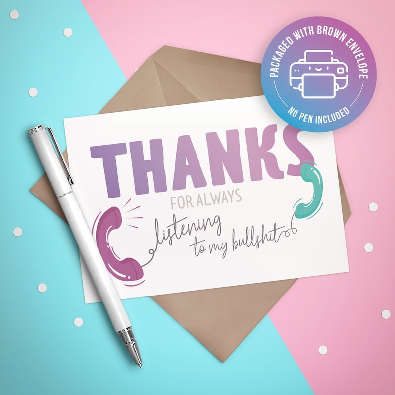 Puede incluir: Una tarjeta blanca con un texto "GRACIAS" en degradado morado y rosa y un gr&aacute;fico de tel&eacute;fono. El texto debajo dice "POR SIEMPRE escuchar mis tonter&iacute;as". La tarjeta est&aacute; sobre un sobre marr&oacute;n con una pegatina circular blanca que dice "EMBALADO CON SOBRE MARR&Oacute;N SIN BOL&Iacute;GRAFO INCLUIDO".