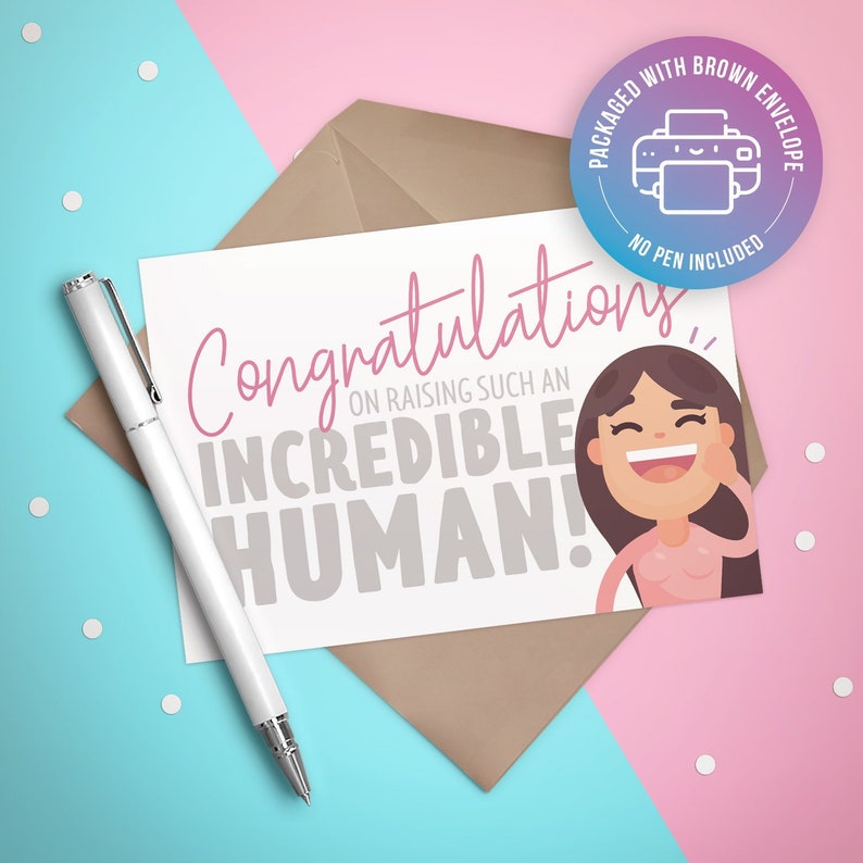 Puede incluir: Una tarjeta blanca con un dise&ntilde;o rosa y gris. La tarjeta dice "Felicidades, por criar a un ser humano incre&iacute;ble!" y presenta una ilustraci&oacute;n de dibujos animados de una mujer sonriente. La tarjeta viene empaquetada con un sobre marr&oacute;n y una pegatina que dice "Empaquetado con sobre marr&oacute;n, no incluye bol&iacute;grafo."