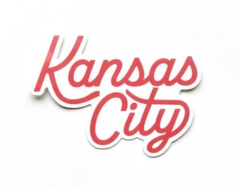 Pegatina de guión de Kansas City - Rojo coral - Pegatina KC - Regalo de Kansas City - Arte KC - Calcomanía de Kansas City - Calcomanía portátil - Orgullo de Kansas City