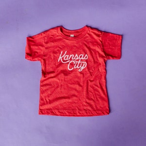 Kansas City Football Script Peuter Tee KC Kids Tee Kansas City Shirt KC Toddler Shirt Kansas City Kids Gift KC Gift Baby Gift afbeelding 3