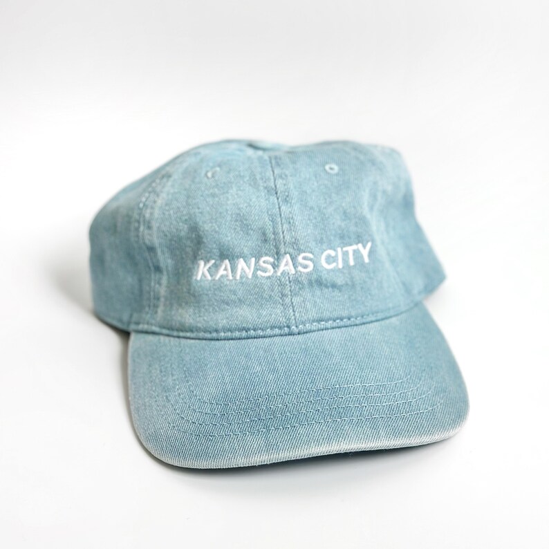 Puede incluir: Una gorra de b&eacute;isbol de mezclilla azul claro con texto bordado en blanco que dice "KANSAS CITY".