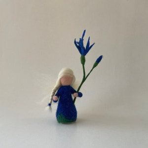Kornblumen -Fee.Blumenkind.Jahreszeitentisch.Gefilzt.Püppchen.Blumenkind