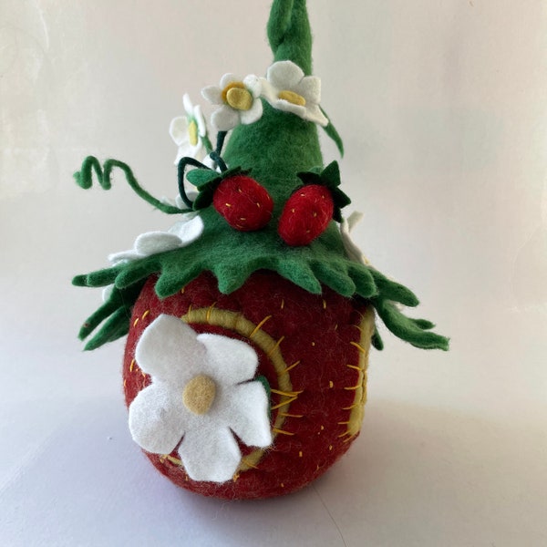 Strawberry-house,Flowerchild,Play house,Wet felted,Hand Felted,Waldorfart,Filzart,Season-table,Filzart