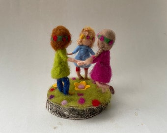 3 Kinderen dansen in de wei. Seizoentafel.Natuurtafel.vilt.Voorjaar.Waldorf-art.Filzart