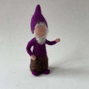 Gnome, Hand-felted, Wet felted, Waldorf-art.Seasonal,Filzart,Seasons Table,Zwerg Gefilzt,Jahreszeitentisch Purple