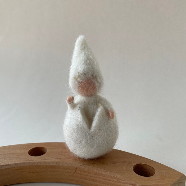 Ornement d’anneau, anneau d’anniversaire, Enfant de neige, Rootchild, Waldorf-art, Aiguille feutrée, Figurine de prise, WinterSeasonal, Filzart, Table des saisons, Boule de neige