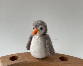 Pinguin,Geburtstagring,Jahrringstecker,Jahreszeitentisch.Gefilzt.Püppchen.filzart,Steckfigur,geburtstagring