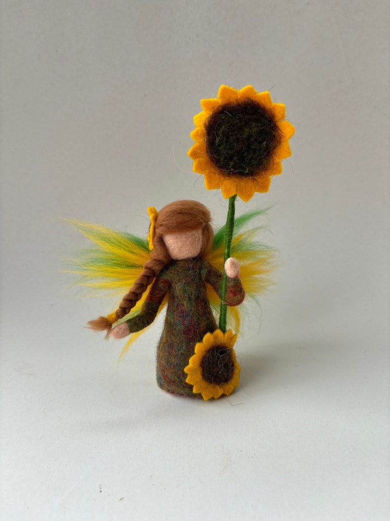 Sonnenblume-Fee.Blumenkind.Jahreszeitentisch.Gefilzt.Püppchen.Blumenkind.filzart Bild 4