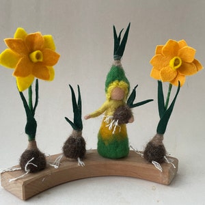 Jaar ring ornament,Narcis,Bloemenkind,Narcisflower,bloembolletje,Steker,Seizoentafel,Natuurtafel,vilt,Voorjaar,Waldorf-art.Filzart afbeelding 1