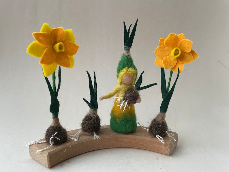 Jaar ring ornament,Narcis,Bloemenkind,Narcisflower,bloembolletje,Steker,Seizoentafel,Natuurtafel,vilt,Voorjaar,Waldorf-art.Filzart afbeelding 1