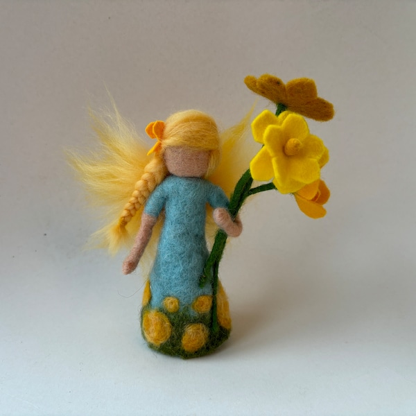 Spring-Summer Fairy.Waldorf. Hand-felted. Needle felted .Waldorf-art.Seasontable.Filzart,Seasons Table,Sommer Fee,Jahreszeitentisch.