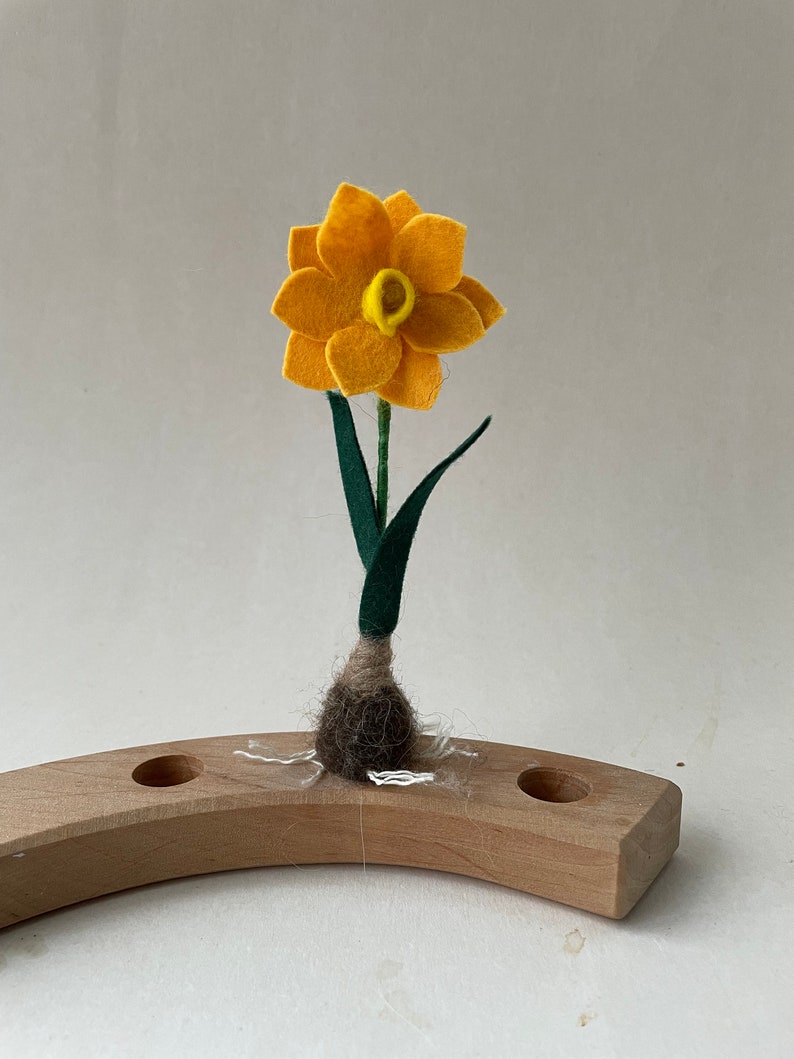 Jaar ring ornament,Narcis,Bloemenkind,Narcisflower,bloembolletje,Steker,Seizoentafel,Natuurtafel,vilt,Voorjaar,Waldorf-art.Filzart afbeelding 3