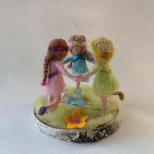 Kinder-Reigen,Blumenkinder,Jahreszeitentisch,gefilzt,filzart,Tischdekoration,Unikat,Tisch Puppe gefilzt,Waldorf-inspired,Wol püppchen