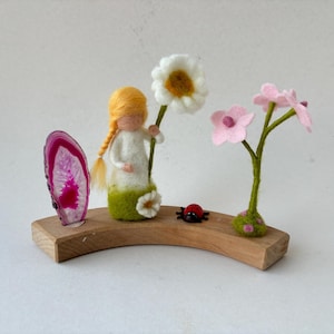 Gänseblümchen,Blumenkind,Geburtstagskind,Jahrringstecker,Jahreszeitentisch.Gefilzt.Püppchen.filzart,Steckfigur,geburtstagring
