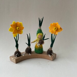 Jaar ring ornament,Narcis,Bloemenkind,Narcisflower,bloembolletje,Steker,Seizoentafel,Natuurtafel,vilt,Voorjaar,Waldorf-art.Filzart afbeelding 5