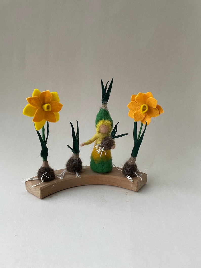 Jaar ring ornament,Narcis,Bloemenkind,Narcisflower,bloembolletje,Steker,Seizoentafel,Natuurtafel,vilt,Voorjaar,Waldorf-art.Filzart afbeelding 5