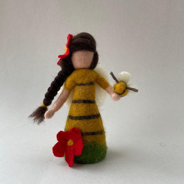 Queen Bee,Wet felted ,Waldorf-art,Season-table,Nature-Table,Filzart,fee,Jahreszeitentisch