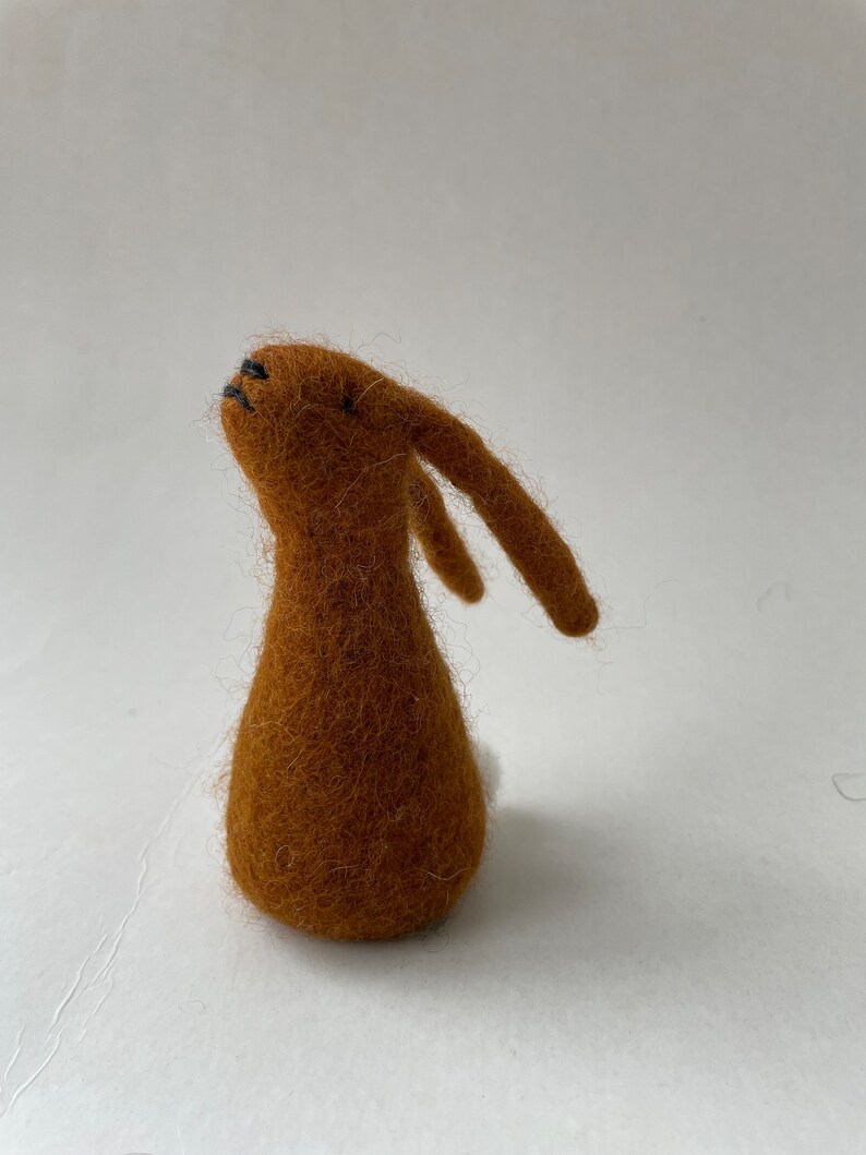 Lapin ,feutré humide, Waldorf-art,Pâques,Filzart,Häschen gefilzt Marron