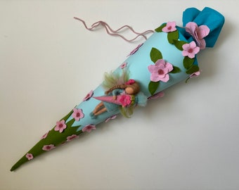 Schultüte mit Blumen und fee,Elfe,Schulelfe,Schulanfang,Einschulung,Filzart,Waldorf-art,Märchen schultüte,Zuckertüte