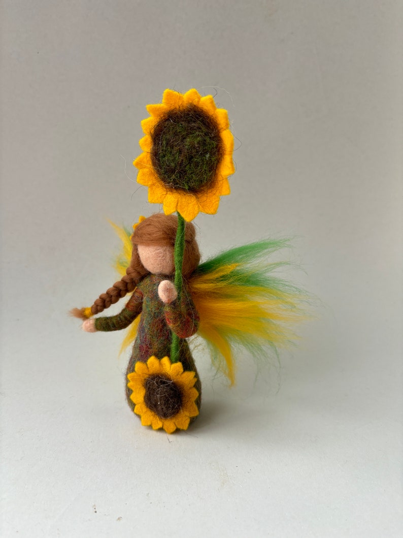 Sonnenblume-Fee.Blumenkind.Jahreszeitentisch.Gefilzt.Püppchen.Blumenkind.filzart Bild 7