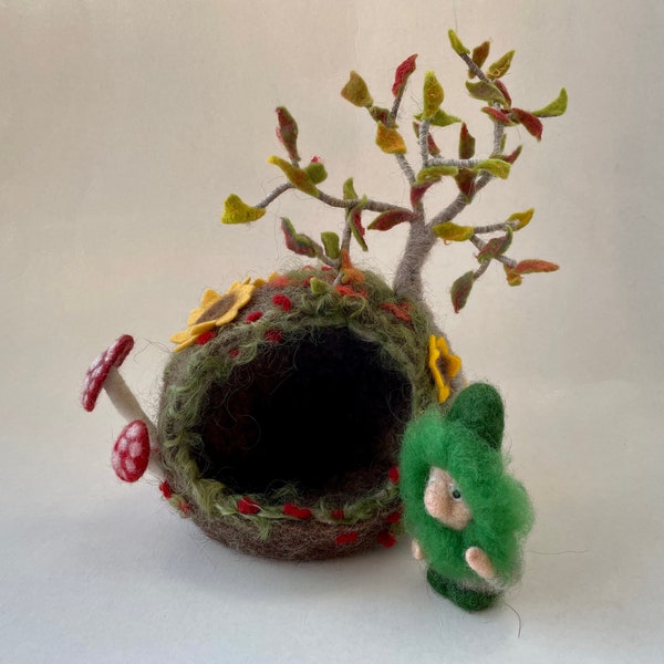 Autumn-house and Gnome,Play house,Wet felted,Hand Felted,Waldorfart,Filzart,Sunflowers, Gnome,Pixie,Muschroom,gefilzt,Jahreszeitentisch