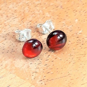 Bloedrode abalone oorbellen, Paua shell hengsten met Sterling Zilver, kleine ronde oorbellen