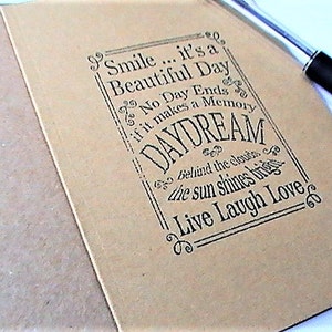 Carte d'inspiration, carte d'anniversaire rétro avec le message positif de pensée