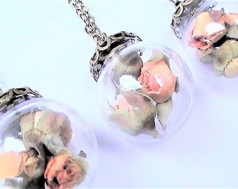 Prawdziwy naszyjnik z kwiatów, biżuteria terrarium, wisior boho rose, różowe pąki róż, ślub, prezent dla druhny