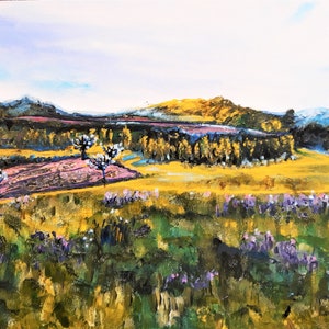 Puede incluir: Una pintura de un paisaje rural con un campo de flores silvestres moradas en primer plano, una línea de árboles en el medio y colinas onduladas en el fondo.