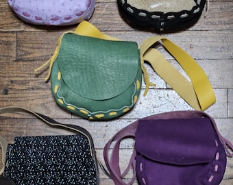 Bolso pequeño con correa de 76 cm (30")