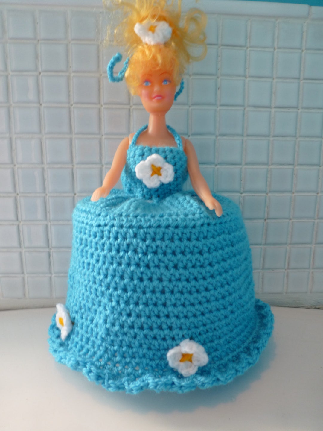 Schema PDF all'uncinetto bambola retrò con rotolo di carta