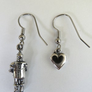 Sterling Silver Wizard of Oz Tinman and Heart Oz Earrings imagem 2