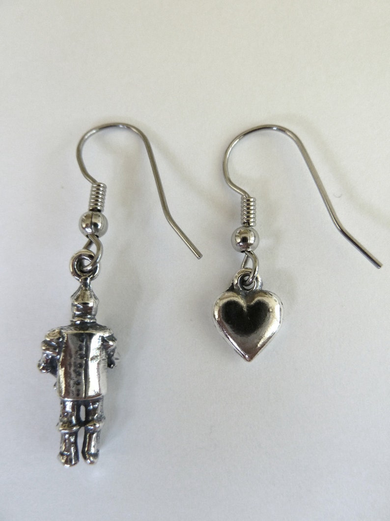 Sterling Silver Wizard of Oz Tinman and Heart Oz Earrings imagem 2