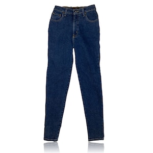 Può includere: Un paio di jeans in denim blu scuro con vita alta e vestibilità slim.