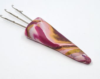 1 (M) abstract pattern Cord-i-Flix, i-cord making tool, in pink/purple/gold polymer clay with 3 medium hooks, for yarn weights DK to Aran.