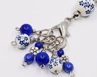 White/blue flowers beaded bag charm featuring blue and white glass bead stitch markers