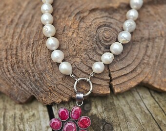 Grote ketting met witte parels en robijn