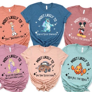 K&ouml;nnte beinhalten: Sechs kurz&auml;rmelige T-Shirts in verschiedenen Farben mit Disney-Figuren und Text. Die T-Shirts zeigen S&auml;tze wie Most Likely To Take Too Many Pics, Stop At Every Photo Op, Eat All The Snacks, Trade My Brother, Pay For Everything und Ride All The Rides.