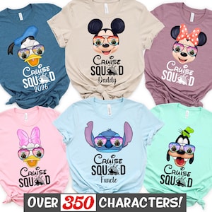Puede incluir: Seis camisetas de manga corta en azul, beige, malva, rosa, azul claro y verde menta. Cada prenda muestra un personaje de dibujos animados con gafas de sol que reflejan un crucero, el texto Cruise Squad y etiquetas como Daddy o 2026.