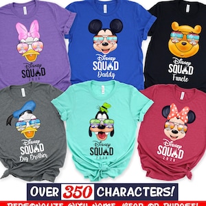 K&ouml;nnte beinhalten: Eine Auswahl an farbenfrohen T-Shirts mit Disney-Figuren, die Sonnenbrillen tragen. Jedes Shirt hat das "Disney Squad"-Logo und einen Charakter-Namen. Erh&auml;ltlich in verschiedenen Farben, ideal f&uuml;r Disney-Fans.