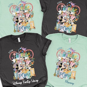 Peut inclure: Quatre t-shirts à manches courtes verts et gris, chacun avec un graphisme coloré de personnages Disney. Le graphisme comprend le texte "Epcot 2026" et du texte personnalisé en bas. Les chemises sont pour des vacances en famille.