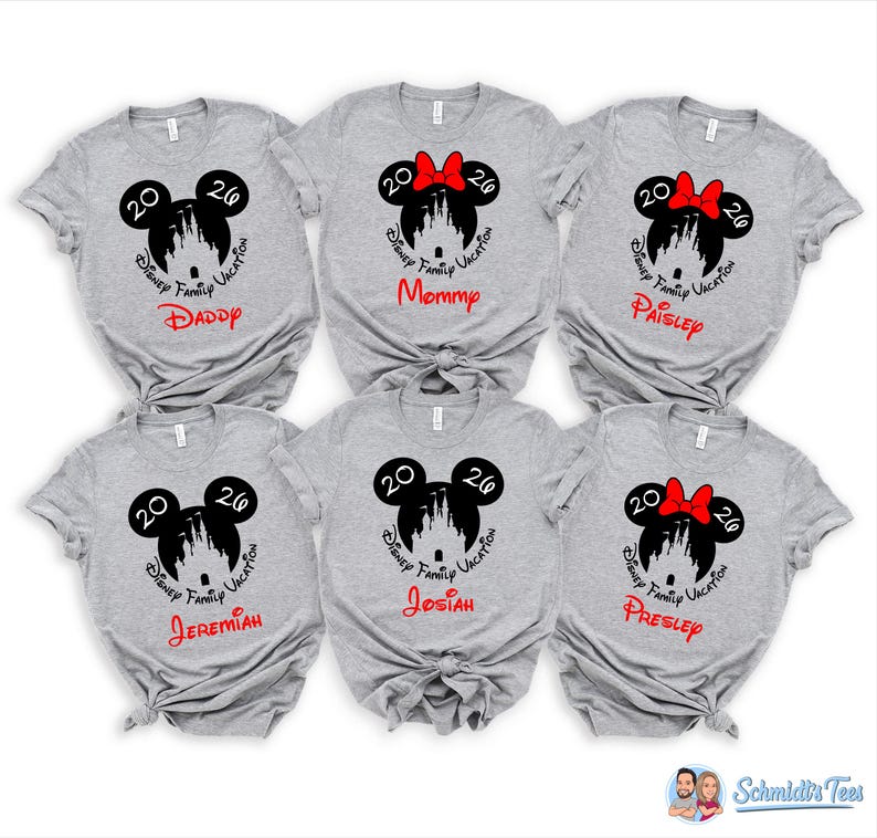 K&ouml;nnte beinhalten: Sechs graue T-Shirts mit einem Disney Family Vacation-Design. Jedes Shirt zeigt einen Mickey Mouse-Kopf mit dem Jahr 2020, eine Schlosssilhouette und den Namen eines Familienmitglieds in Rot oder Schwarz. Ein Shirt hat eine rote Schleife.
