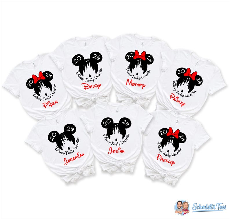 K&ouml;nnte beinhalten: Wei&szlig;e T-Shirts mit schwarzen Mickey-Mouse-Designs und roten Schleifen. Jedes Shirt hat einen Namen in Rot aufgedruckt, darunter "Daddy", "Mommy" und andere Namen. Die Shirts tragen auch den Text "Disney Family Vacation 20".