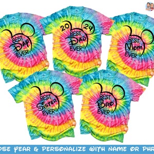 Peut inclure: Cinq t-shirts tie-dye avec un motif de t&ecirc;te de Mickey Mouse et du texte qui dit "Best Day Ever", "Best Dad Ever", "Best Mom Ever", "Best Sister Ever", et "Best Bro Ever".